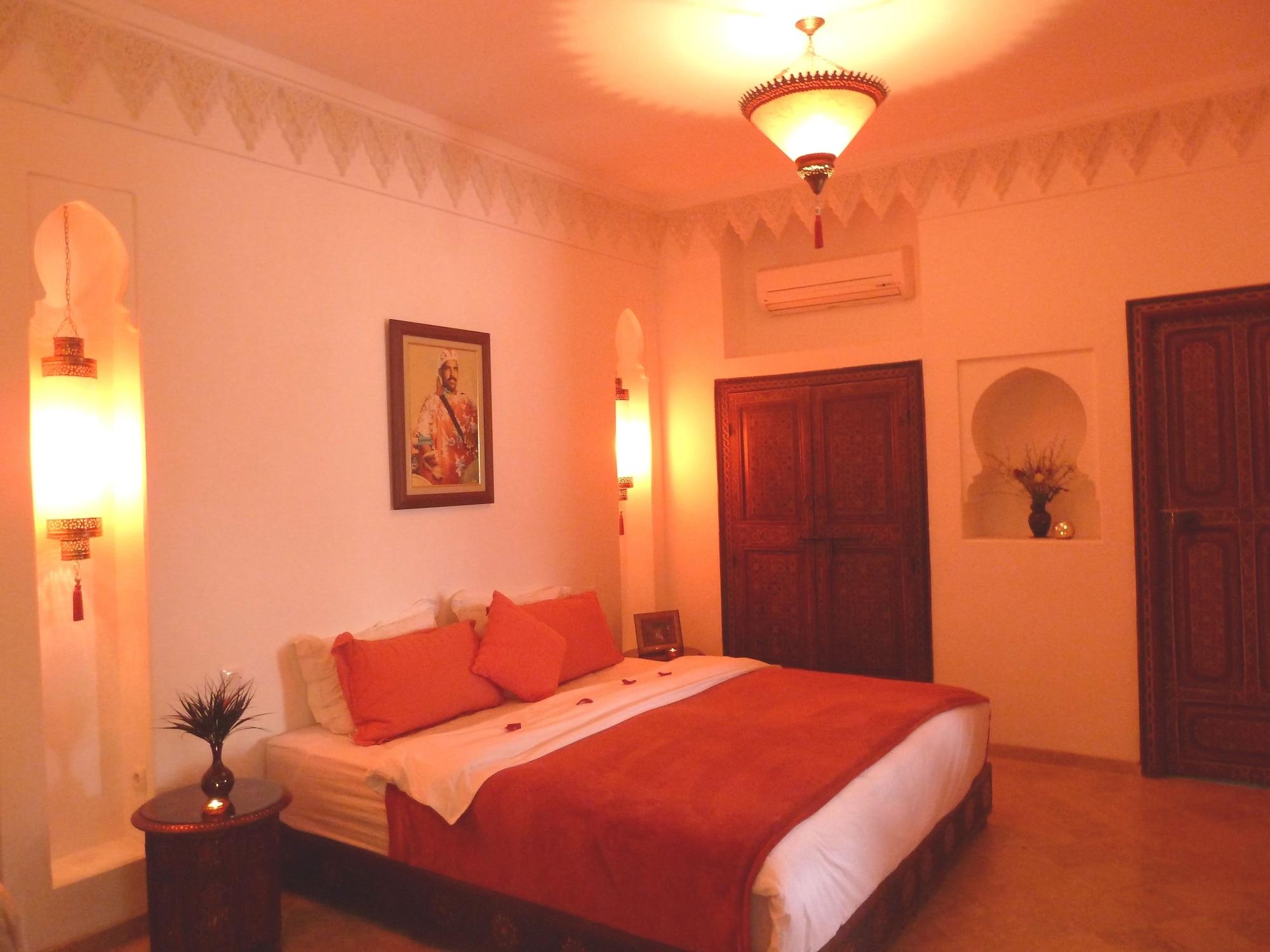 Riad Viva Marakeş Dış mekan fotoğraf A bedroom in a hotel in Morocco