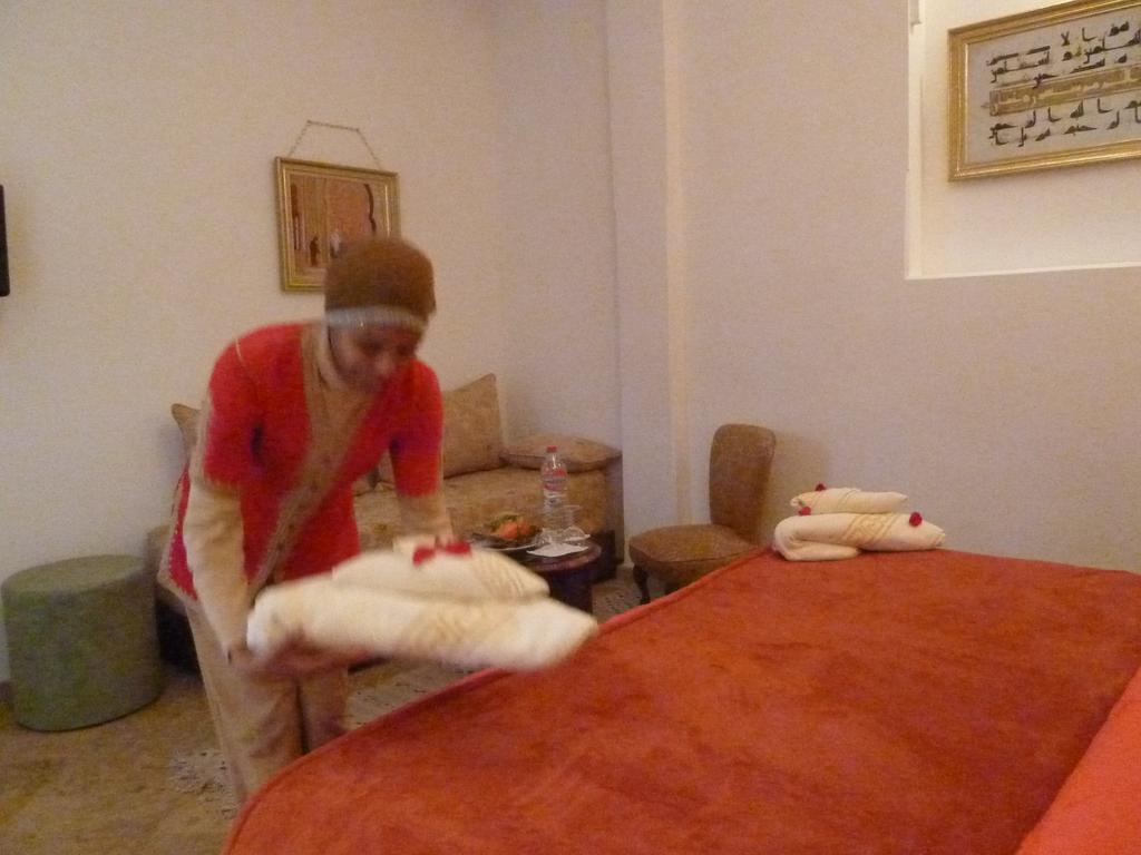 Riad Viva Marakeş Dış mekan fotoğraf A chambermaid making a bed