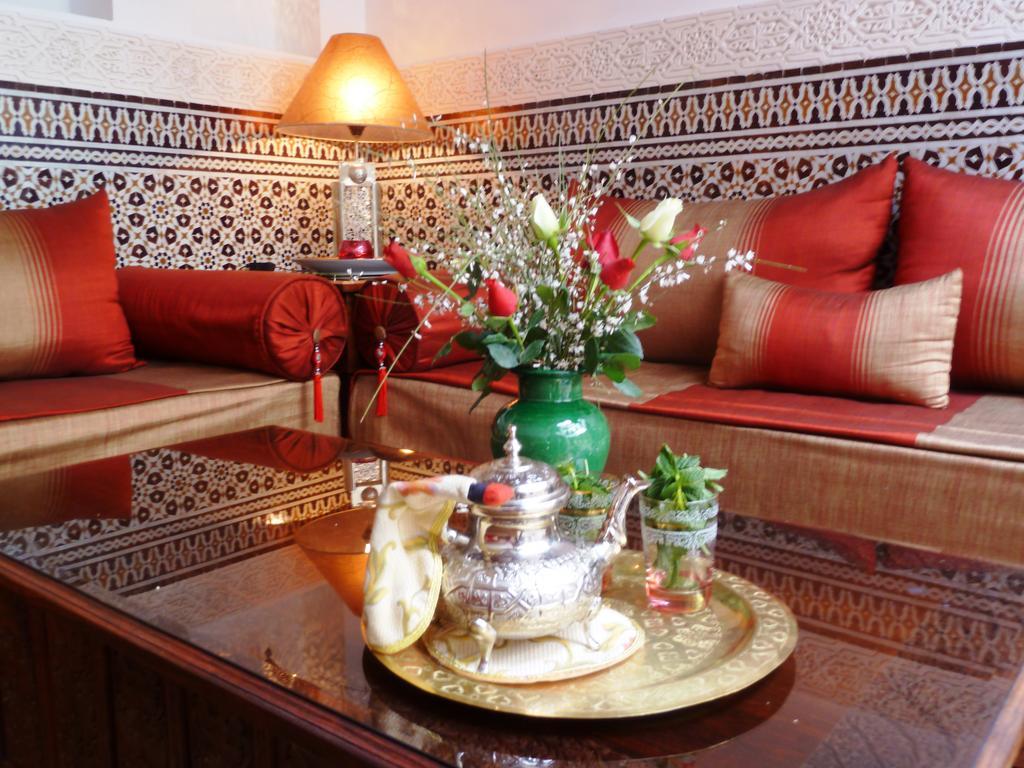 Riad Viva Marakeş Dış mekan fotoğraf A Moroccan tea set