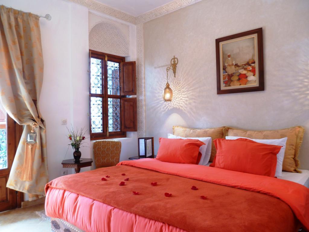 Riad Viva Marakeş Dış mekan fotoğraf A bedroom in a Moroccan riad