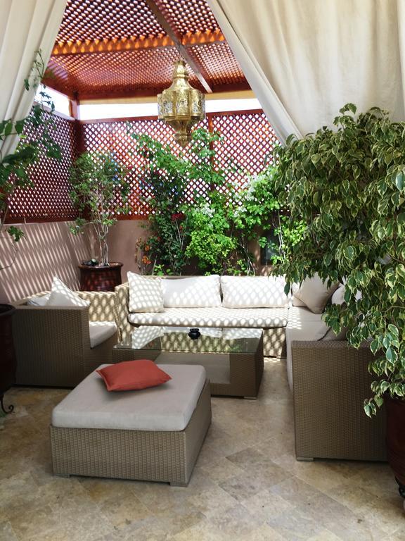 Riad Viva Marakeş Dış mekan fotoğraf A living room with a green wall