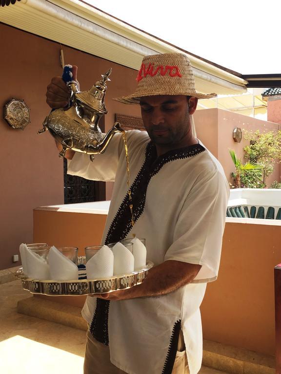 Riad Viva Marakeş Dış mekan fotoğraf Moroccan coffee being served
