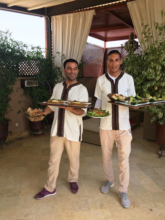Riad Viva Marakeş Dış mekan fotoğraf Moroccan waiters serving food