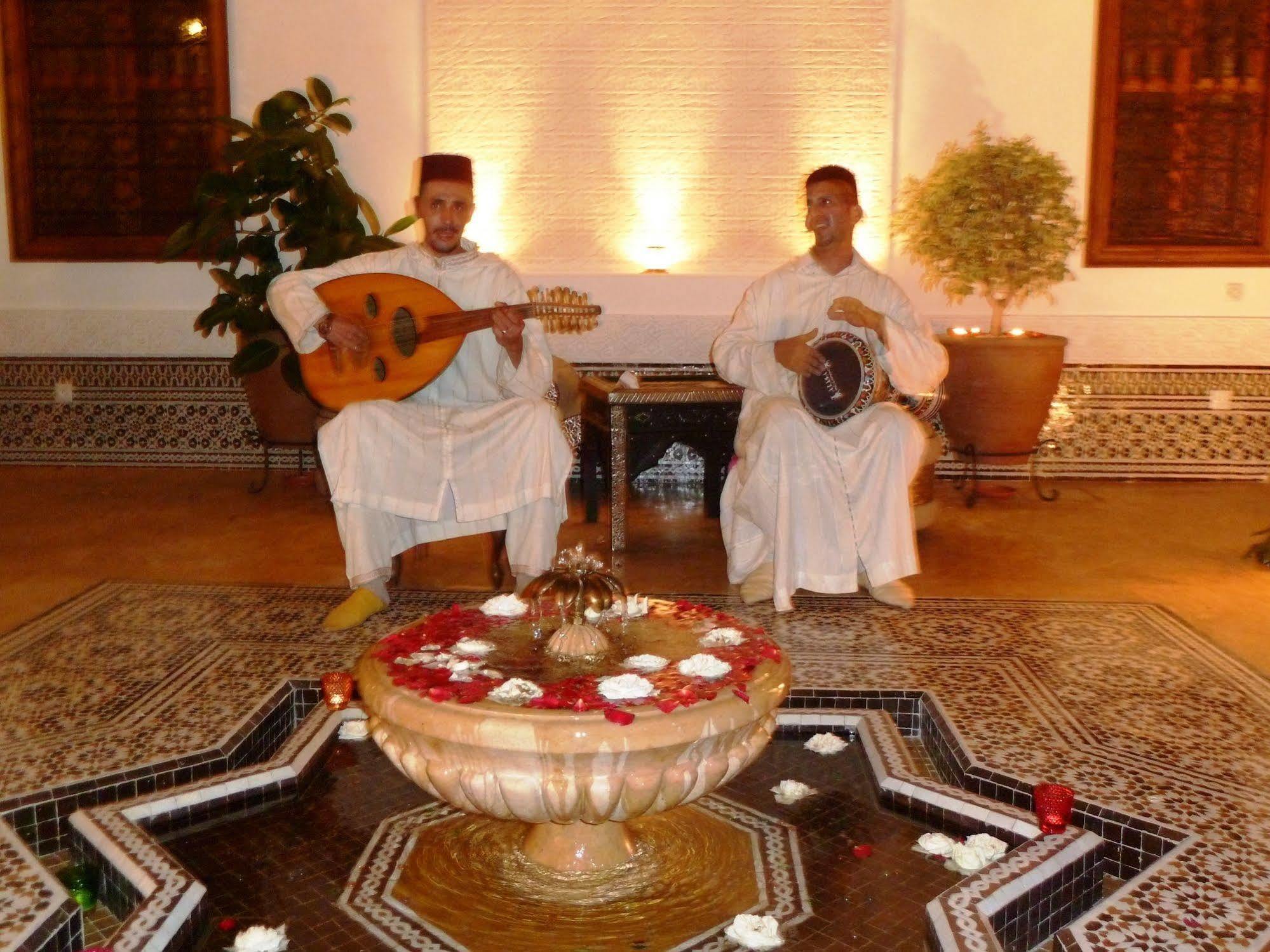 Riad Viva Marakeş Dış mekan fotoğraf Gnaou musicians in Marrakech